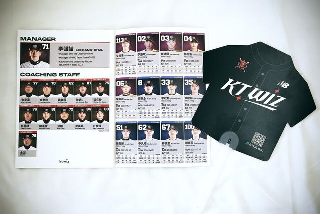 KT가 대만에서 배포한 팸플릿과 부채. /KT 위즈 제공