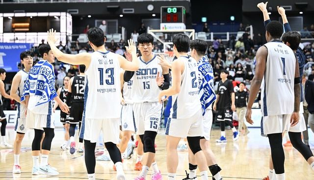 소노 선수단이 연패 탈출 후 기뻐하고 있다. /KBL 제공