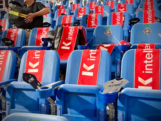 타오위안 야구장 좌석에 KT 부채가 걸려 있다. /KT 위즈 제공