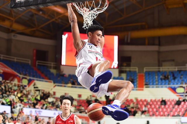 정관장 아반도가 덩크슛을 꽂아 넣고 있다. /KBL 제공