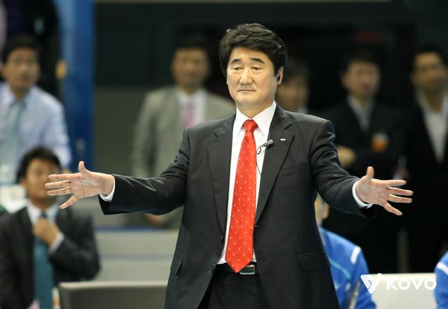 신치용 삼성화재 전 단장이 감독 시절 코트 위 선수들을 애정어린 눈빛으로 바라보고 있는 모습. /한국배구연맹 제공