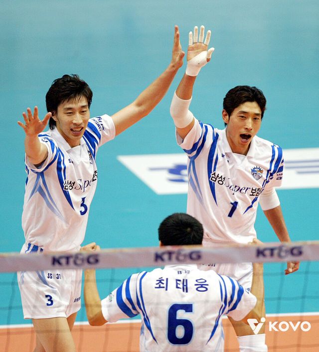 왼쪽 위부터 시계방향 순으로 삼성화재 시절 김세진과 신진식, 최태웅이 하이파이브를 하고 있다. /한국배구연맹 제공