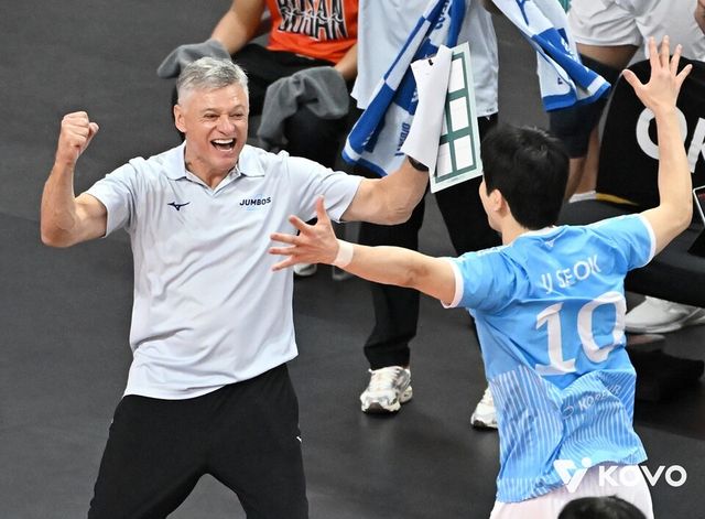 헤난 감독(왼쪽)과 정지석이 기뻐하고 있다. /KOVO 제공