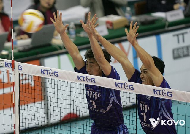 삼성화재 시절 김세진(왼쪽)과 김상우가 블로킹을 시도하고 있다. /한국배구연맹 제공