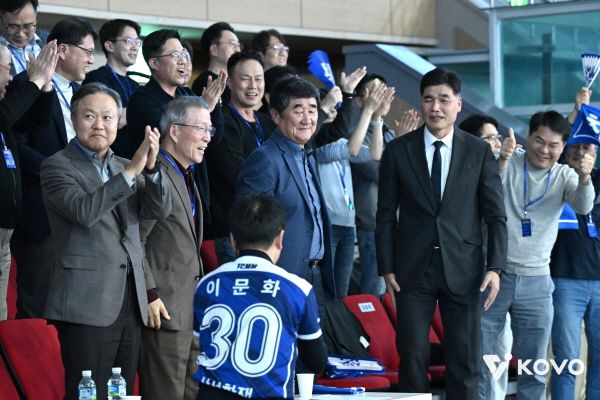 창단 30주년을 맞아 8일 대전 충무체육관에 모인 삼성화재 전설들의 모습. 신치용 전 단장과 임도헌 현 단장 등이 미소를 짓고 있다. /한국배구연맹 제공