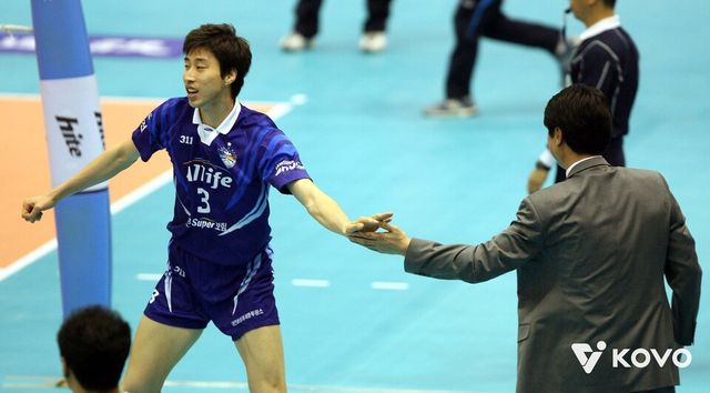 삼성화재 시절 김세진(왼쪽)과 신치용 당시 감독이 손을 맞잡고 있다. /한국배구연맹 제공