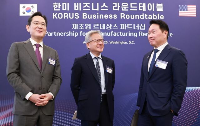 이재용 삼성전자 회장과 최태원 대한상공회의소 회장이 8월 25일(현지 시간) 미국 워싱턴DC에서 열린 한·미 비즈니스 라운드 테이블 리셉션에서 젠슨 황 엔비디아 최고경영자(CEO)와 대화하고 있다. / 연합뉴스