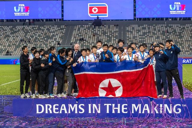 북한 U-17 여자 축구대표팀 선수단이 월드컵 우승 후 기뻐하고 있다. /연합뉴스