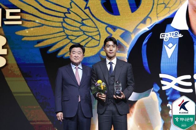 이주용(오른쪽)이 K리그2 베스트11 트로피를 들고 기념 촬영하고 있다. /한국프로축구연맹 제공