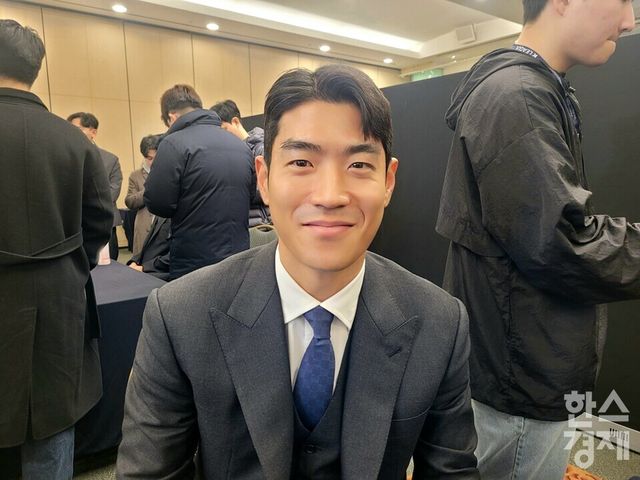 이주용이 1일 K리그 시상식을 앞두고 본지와 인터뷰한 뒤 촬영에 응하고 있다. /신희재 기자