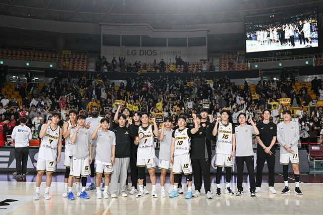 창원 LG 선수단이 EASL에서 첫 승을 거둔 뒤 홈팬들과 단체 사진을 촬영하고 있다. /EASL 제공