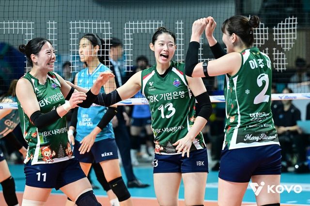 기업은행 선수단이 공격 성공 후 기뻐하고 있다. /한국배구연맹 제공