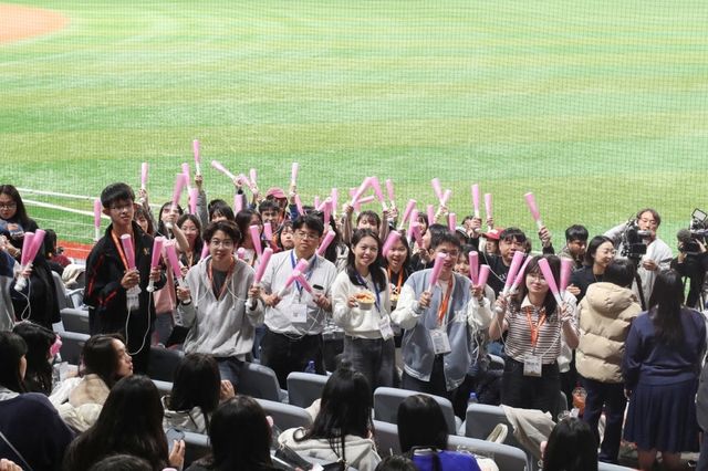 프로야구 키움 히어로즈의 홈구장 고척스카이돔을 찾아 응원봉을 들고 단체 사진을 찍고 있는 대만 학생들의 모습. /한국관광공사 제공