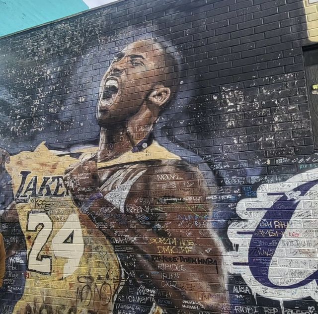 하나투어는 전문가 동반 미국프로농구(NBA) 직관 여행 상품을 선보인 바 있다. 사진은 NBA 전설 고(故) 코비 브라이언트 벽화 모습. /하나투어 제공