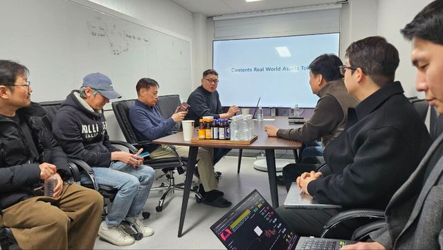 양우석 감독과 백진동 프로듀서 등 K-콘텐츠 제작자들이 지난 9일 서울 여의도 한국디지털자산평가인증 본사에서 'K-콘텐츠 RWA 토큰화' 컨퍼런스를 진행하고 있다. /한국디지털자산평가인증