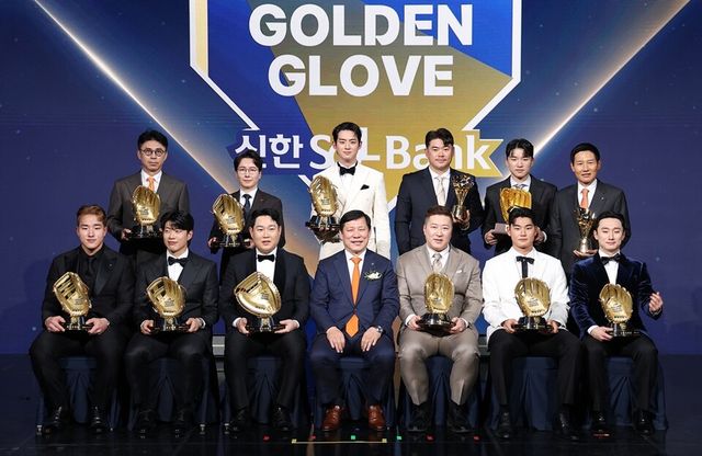 올해 골든글러브 수상자들이 단체 사진을 촬영하고 있다. /연합뉴스
