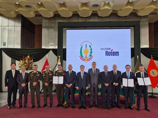 지난 9일(현지시간) 페루 리마에서 열린 K2 전차·K808 차륜형장갑차 공급 총괄합의서 체결식에서 이용배 현대로템 사장과 이용철 방위사업청장 등 참석자들이 기념 촬영을 하고 있다./현대로템