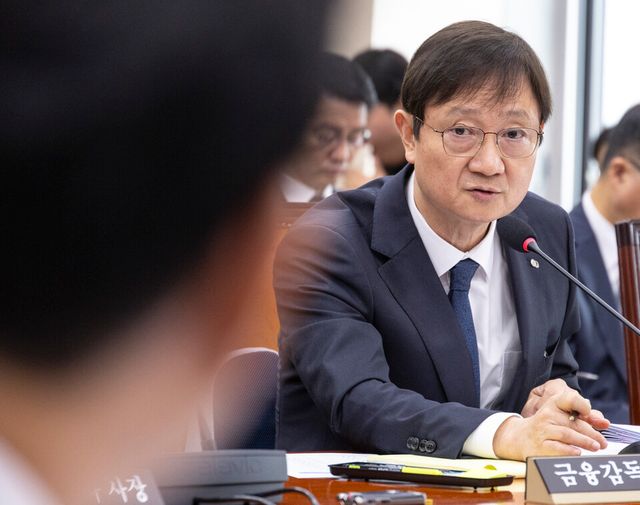 이찬진 금융감독원장이 금융지주사 최고경영자(CEO)를 만나 대규모 금융사고를 언급하며 리스크 관리를 적극적으로 수행해 줄 것을 강조했다. /연합뉴스