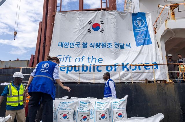 FAC 식량원조 쌀 케냐 현지 전달식 장면. /사진=aT