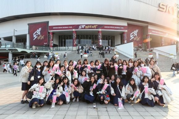 프로야구 키움 히어로즈의 홈구장 고척스카이돔 앞에서 단체 사진을 찍고 있는 대만 학생들의 모습. /한국관광공사 제공