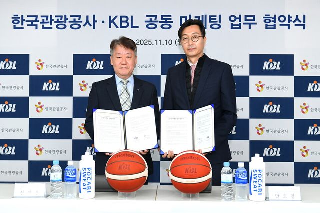 한국관광공사와 한국농구연맹(KBL)이 업무협약을 체결했다. 신해용 KBL 사무총장과 반호철 한국관광공사 테마관광팀장(오른쪽)의 모습. /한국관광공사 제공