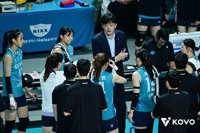 이영택 감독(가운데)이 선수들에게 작전을 지시하고 있다. /한국배구연맹 제공