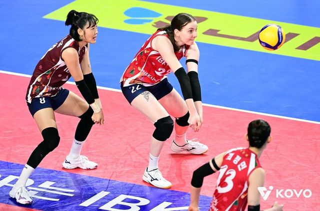 임명옥(왼쪽)과 킨켈라가 수비에 집중하고 있다. /KOVO 제공