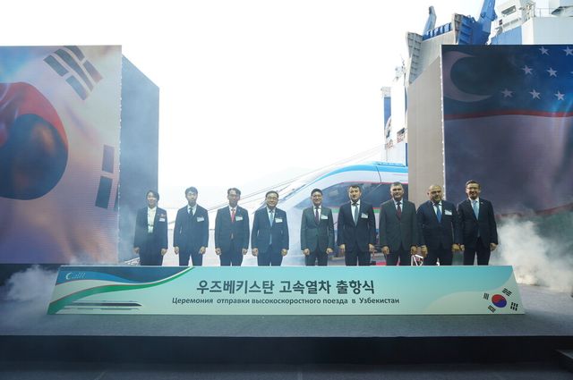 10일 경남 창원시 마산항에서 열린 ‘우즈벡 고속차량 초도 편성 출항식’에서 현대로템을 비롯한 관계자들이 기념 촬영을 하고 있다./현대로템