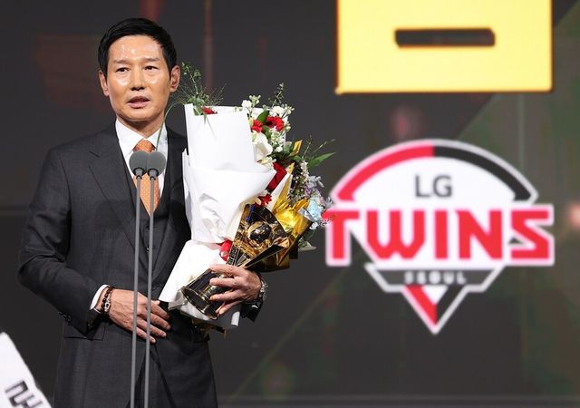 염경엽 감독이 KBO 감독상을 수상한 뒤 소감을 말하고 있다. /LG 트윈스 제공