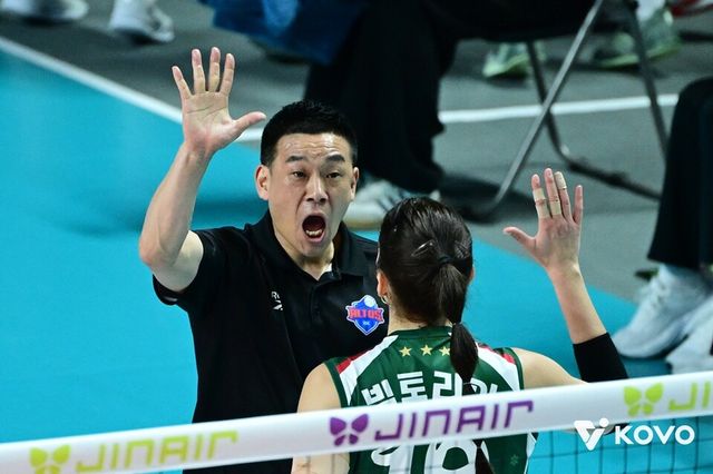 여오현 감독대행이 빅토리아와 하이파이브하고 있다. /한국배구연맹 제공