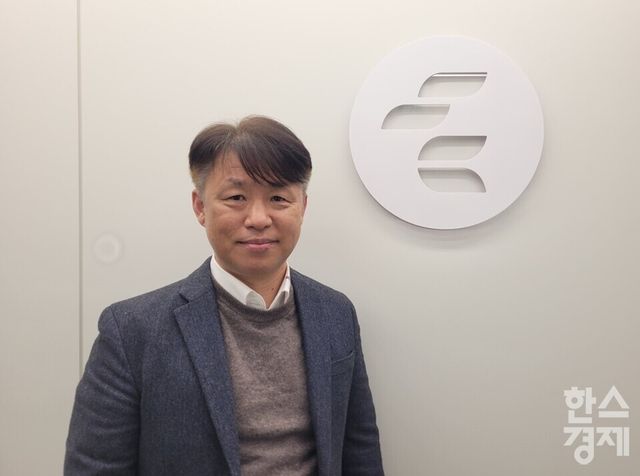 윤기철 스포츠앤커뮤니케이션 대표가 10일 서초 사옥에서 본지와 인터뷰한 뒤 촬영에 응하고 있다. /신희재 기자