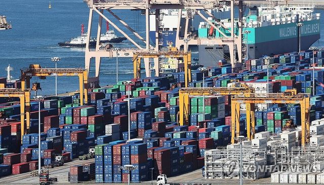 한국은행 12일 발표한 '2025년 11월 수출입물가지수 및 무역지수(잠정)'에 따르면 11월 기준 수입물가지수(원화 기준 잠정치·2020년 수준 100)는 141.82로 10월(138.19) 2.6% 올랐다. /연합뉴스