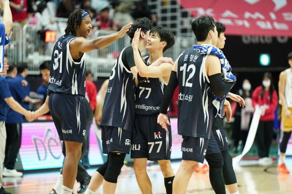 수원 KT 선수들이 기뻐하고 있다. /KBL 제공