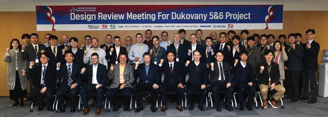 한수원과 체코 EDU Ⅱ 대표단이 기념촬영을 하고 있다./한국수력원자력 제공
