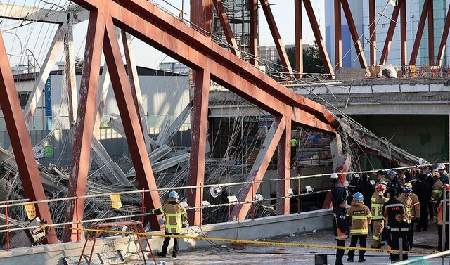 광주대표도서관 신축 공사장 붕괴 사고 이틀째인 12일 광주 재난안전대책본부 관계자들이 서구 치평동 붕괴 현장을 살펴보고 있다./연합뉴스