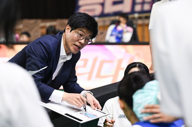 하상윤 감독이 작전을 지시하고 있다. /WKBL 제공