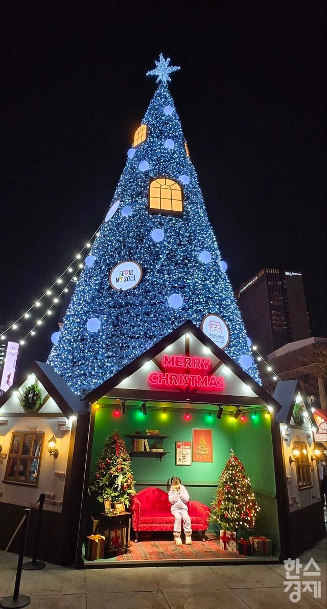 광화문 마켓이 12일 서울 광화문 일대에서 막을 올렸다. 광화문 마켓 중심부에 위치한 15m 높이의 대형 크리스마스트리 모습. /박종민 기자
