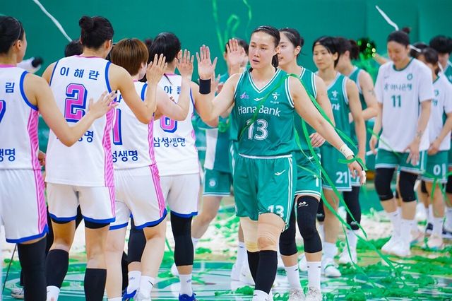 김정은(가운데)이 왼손에 보호 장구를 낀 채 오른손으로 하이파이브하고 있다. /WKBL 제공