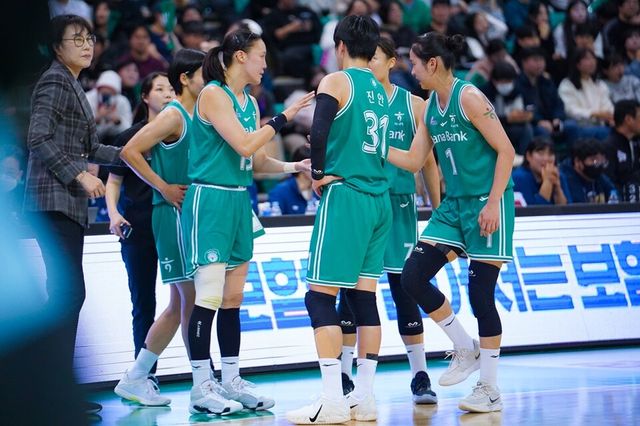 김정은(왼쪽)이 오른쪽 무릎에 붕대를 감고 경기에 임하고 있다. /WKBL 제공