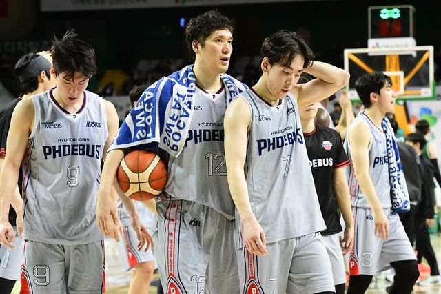 조한진(왼쪽부터), 함지훈, 서명진이 경기 후 패배에 아쉬워하고 있다. /KBL 제공