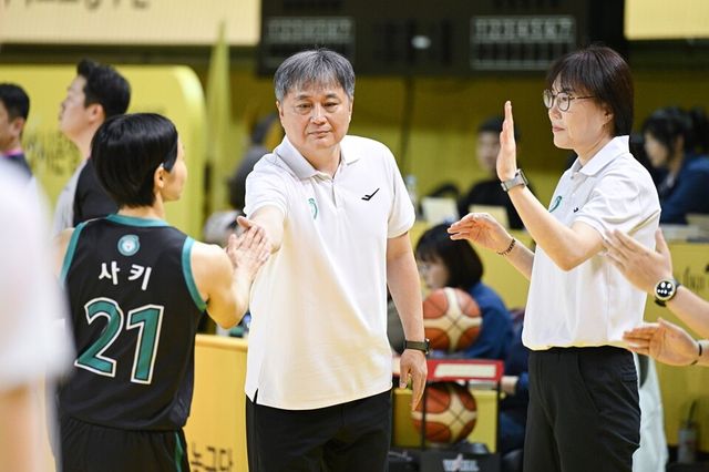 이이지마 사키(왼쪽부터), 이상범 감독, 정선민 수석코치. /WKBL 제공