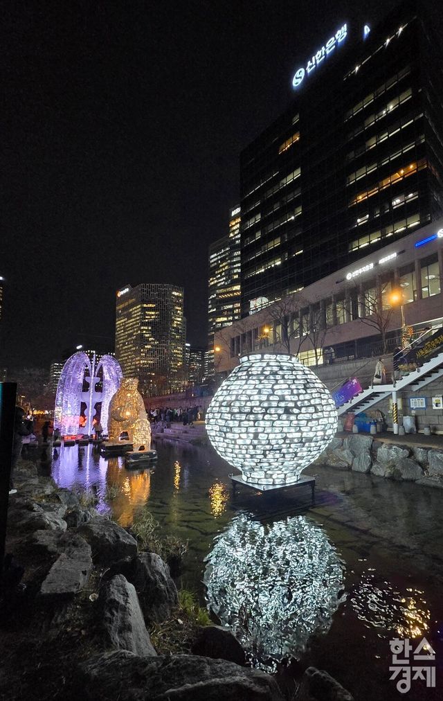 2025 서울빛초롱축제가 12일 서울 청계천과 우이천 일대에서 막을 올렸다. 사진은 작품 '환월(앞)'과 ‘북금곰 이야기(뒤)' 모습. /박종민 기자