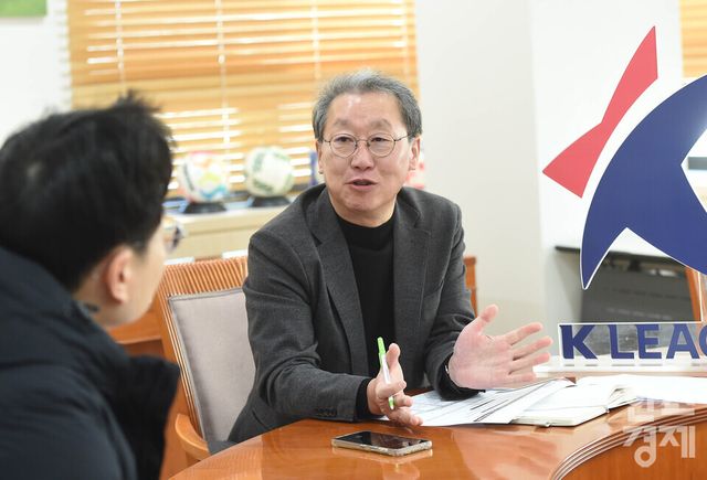 조연상 한국프로축구연맹 사무총장(오른쪽)이 8일 오전 서울 종로구 프로축구연맹 사무실에서 본지와 인터뷰를 하고 있는 모습. /이호형 기자
