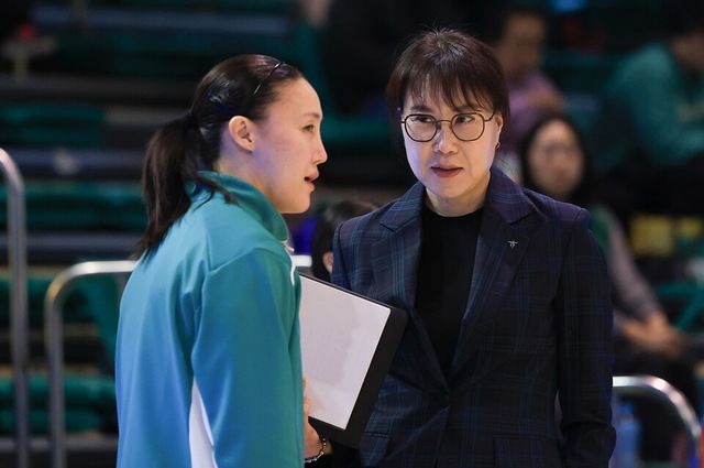 김정은(왼쪽)과 정선민 수석코치. /WKBL 제공