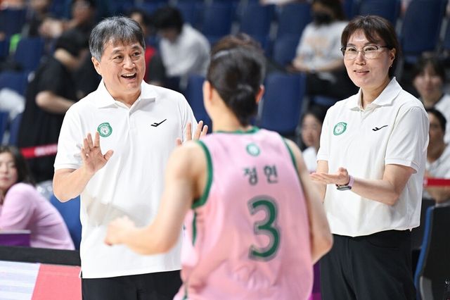 이상범(왼쪽) 감독과 정선민 수석코치. /WKBL 제공