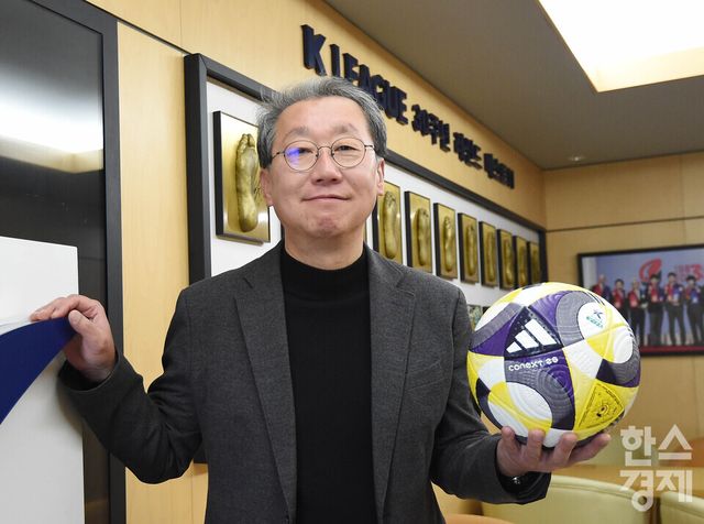 조연상 한국프로축구연맹 사무총장이 8일 오전 서울 종로구 프로축구연맹 사무실에서 본지와 인터뷰를 한 후 포즈를 취하고 있다. /이호형 기자