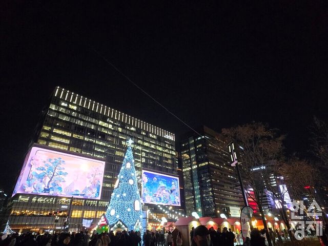 광화문 마켓과 서울 광화문 도심 건물이 어우러진 모습. /박종민 기자