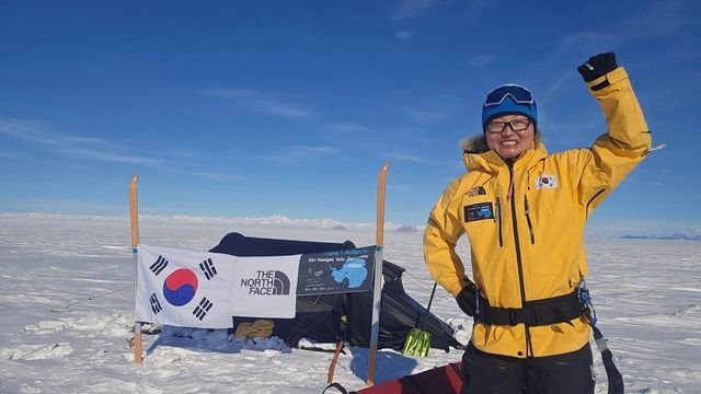 제24회 대한민국 산악대상을 수상한 노스페이스 애슬리트팀 소속 김영미 대장의 남극 횡단 후 기념 촬영 모습. /노스페이스 제공
