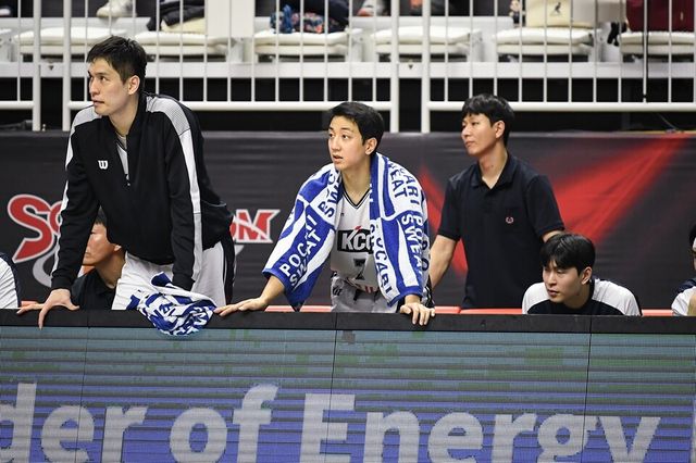 허훈이 벤치에서 경기를 지켜보고 있다. /KBL 제공