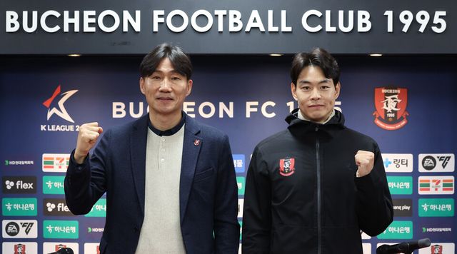 15일 경기도 부천시 부천종합운동장 미디어센터에서 열린 프로축구 부천FC K리그1 승격 기자회견에 참석한 이영민 감독(왼쪽)과 한지호. /연합뉴스